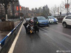 雨天路面湿滑  摩托司机不慎摔倒