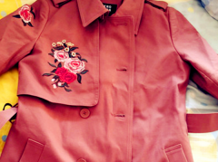 同一位同事与自己撞衫又撞包 白领女子愁坏了