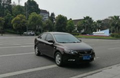 任性！车主将车横停路中间