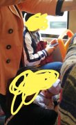 女子抱娃牵娃挤公交 疲惫蹲地无人让座