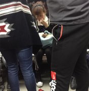 女子车厢里化妆 把化妆棉随手丢地上