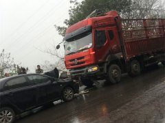 黑色轿车马路上逆行 猛撞大货车很受伤