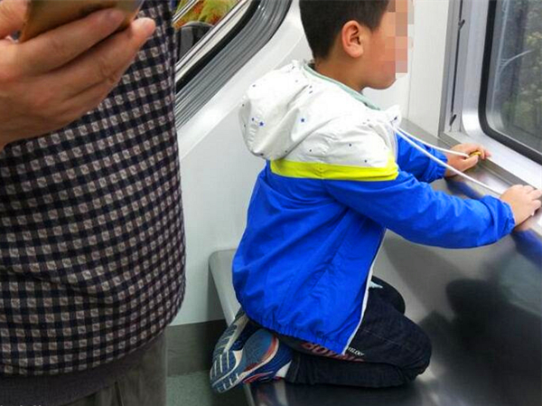 3号线出行,在此期间碰到一件让她无法理解的事情:一名小男孩上车后,非