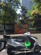 太拼了！外卖小哥“翻墙”送餐