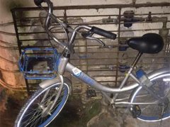 共享单车生锈被锁路边  路人看着心疼