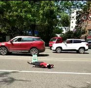 这个男子突然躺在马路中间 到底想干什么