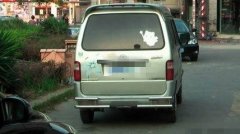 面包车拆光座椅运气罐 交巡警查获“移动炸弹”