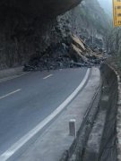 险！女子驾车遇碎石掉落