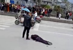 男子过斑马线被撞 头部鲜血直流