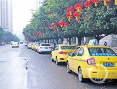 重庆这条路一公里近百辆车“佛系”违停：罚与不罚悉听尊便