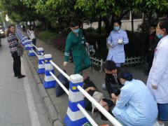 男子倒地昏迷不醒 中医院博士“握握手”救醒