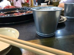 火锅店老板将“花盆”当酒杯   看呆食客