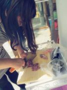 女子楼梯间做饭  只因理发店生意惨淡