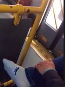 辣眼！大妈公交车上脱袜抠脚