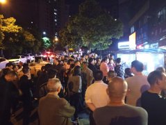 两老板当街大打出手 周围群众都在围观