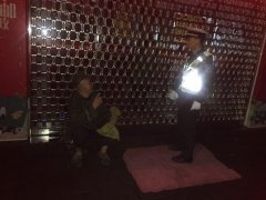 险！ 老人凌晨误上高速