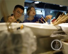 重庆一高校现“火车”餐厅