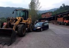 小车会车时猛打方向  直接撞上路边的挖土机