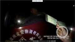 司机高速路上犯困  执法人员：扣证到8点，睡好再上路