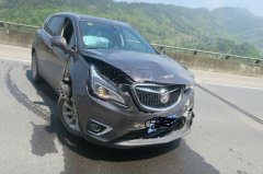 女子高速行驶找手机 方向跑偏上演惊魂一幕