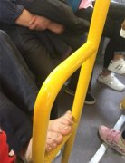 乘客将车厢当自己家  公然脱鞋“晒脚”