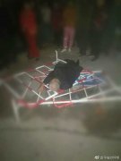 被朋友劝酒喝多了  老人深夜醉卧在地