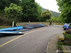 大货车载物超高  倾覆山路