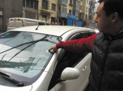 停车被砸  车子砸出一条口子