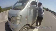 车子高速停摆 车主却叫来朋友这样做