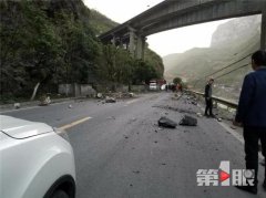 重庆一路段发生岩石掉落 行车记录仪记录惊险瞬间