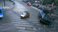 货车转弯侧翻 他们与死神擦肩而过