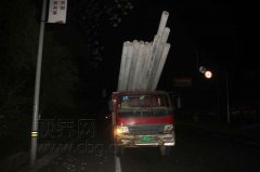 小车追尾农用车 电线杆插进副驾驶室