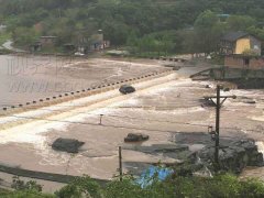 司机不听劝 越野车被困水中