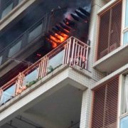 重庆一小区突发大火 火舌不断往外窜出