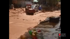 突发大水漫灌街道冲毁商铺 原来是挖掘机惹的祸