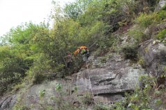 采药女子被困悬崖  消防员悬空攀登实施救援