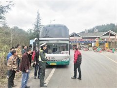 货车卷起路面石子 砸坏客车挡风玻璃