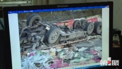 大货车超速侧翻“底朝天” 直接砸向旁边房屋