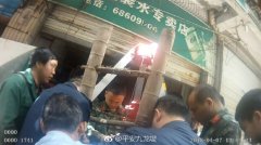 男子走路掉进井盖 都是“低头族”惹的祸