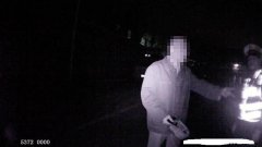 老人擦挂后弃车逃跑  原因竟是无证驾驶