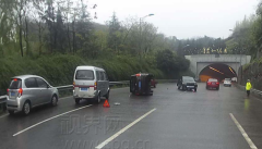 边开车边打电话 突然变道致三车相撞