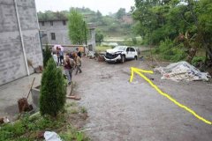 车辆打滑一路溜  悬在堡坎上摇摇欲坠