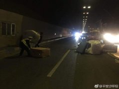 超高三轮车  侧翻在隧道内