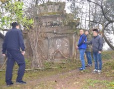 四男子上演 现实版“盗墓笔记”