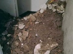 装修垃圾堆满过道  住户无处落脚