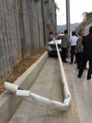 越野失控冲上人行道 撞上电杆毁了容