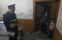 爸爸婆婆要大打出手  5岁儿子报警求助