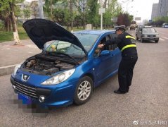 神马情况？车主竟然开着引擎盖行驶