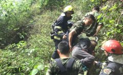 “糊涂大爷”跌落山崖 消防“连蒙带骗”施救