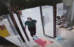 男子玩手法购物 以2元骗90元